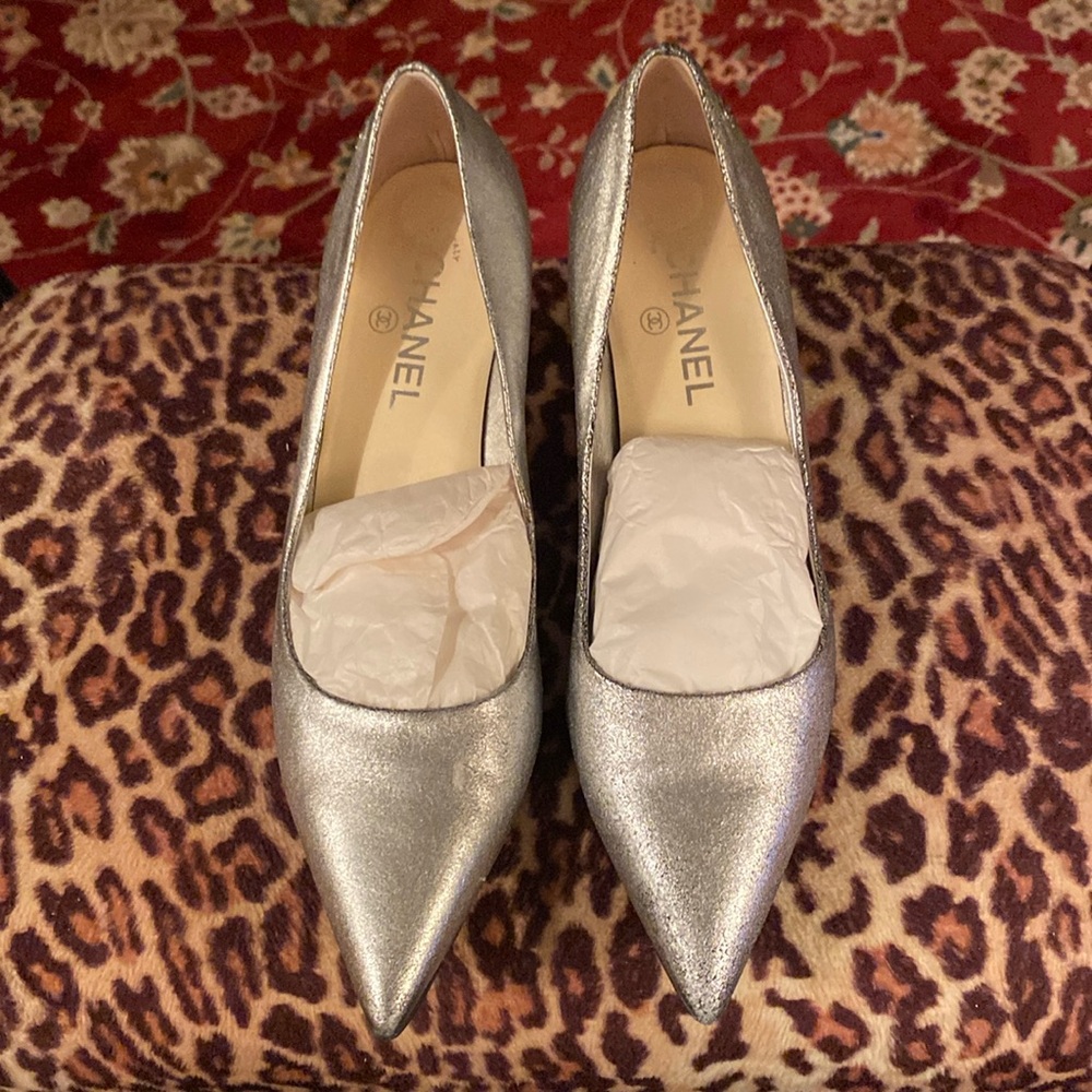 CHANEL metallic silver RARE pump